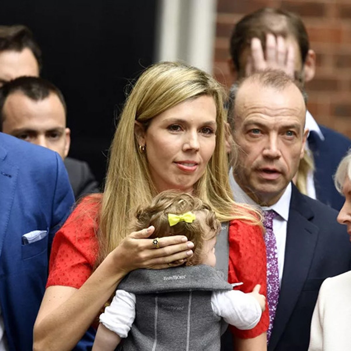 ボリス・ジョンソンの辞任演説の場に、生後6カ月の娘が登場。