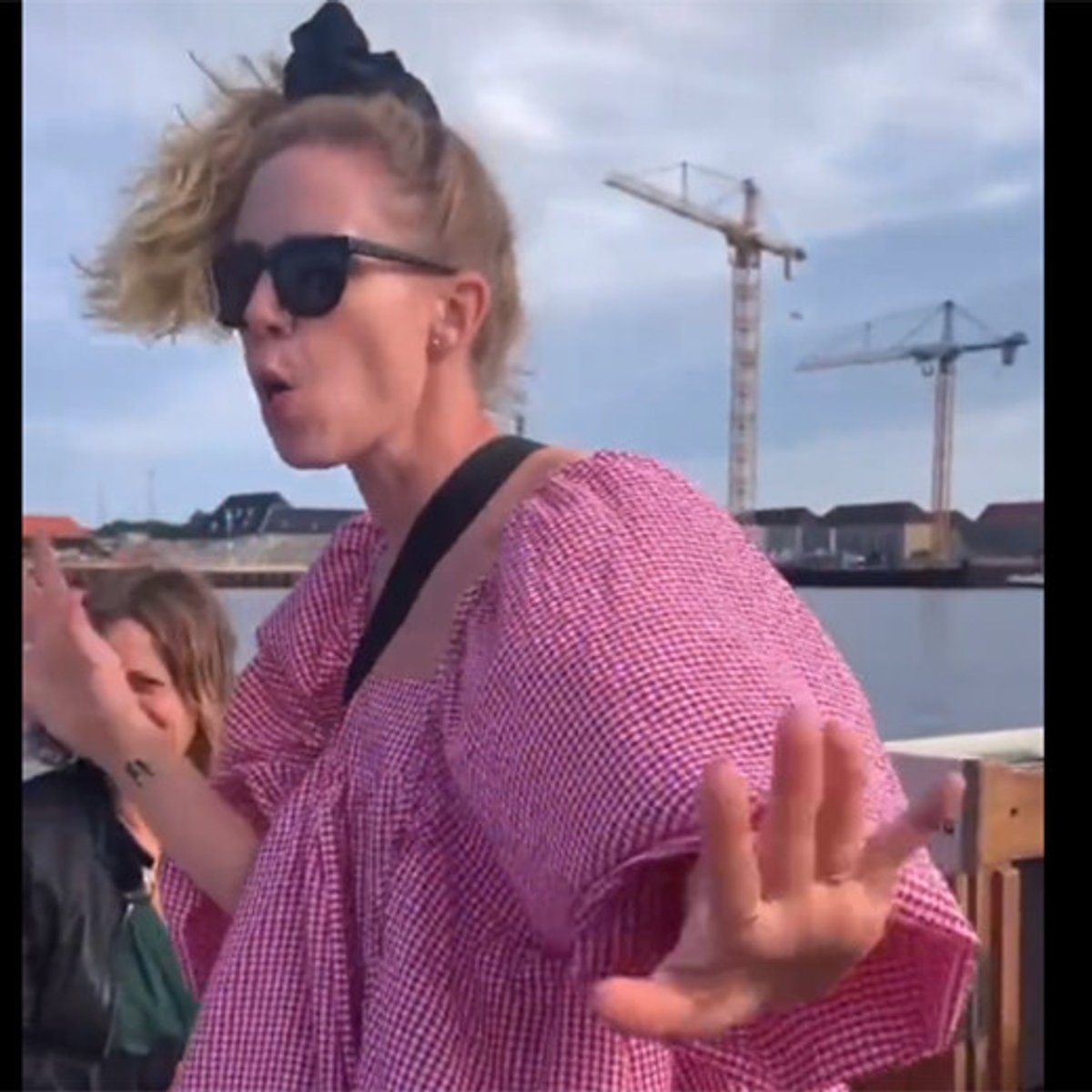 批判を浴びる女性首相を支援するため、海外の女性たちがダンス動画を投稿！