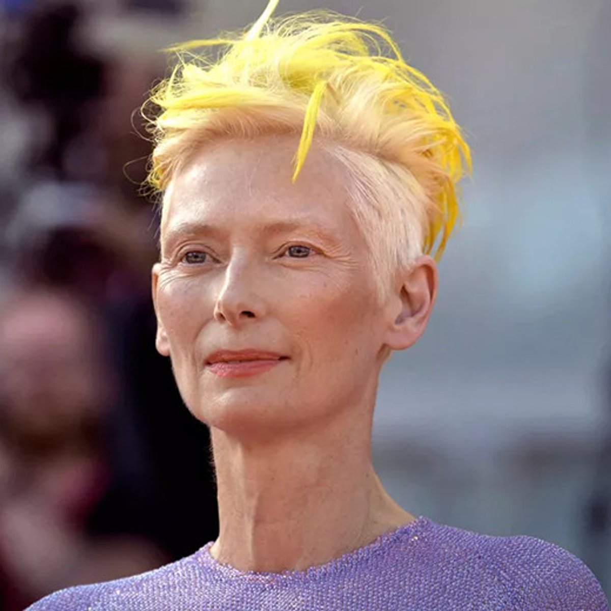 ティルダ・スウィントン、黄色の髪を青の服と合わせ、ウクライナ支援のメッセージ。