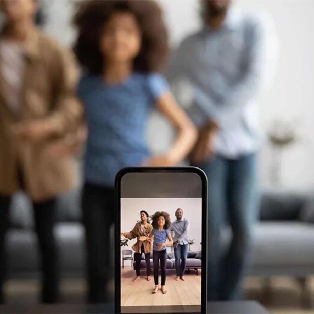 親による子の写真のSNS投稿に罰則を！仏で法案提出。