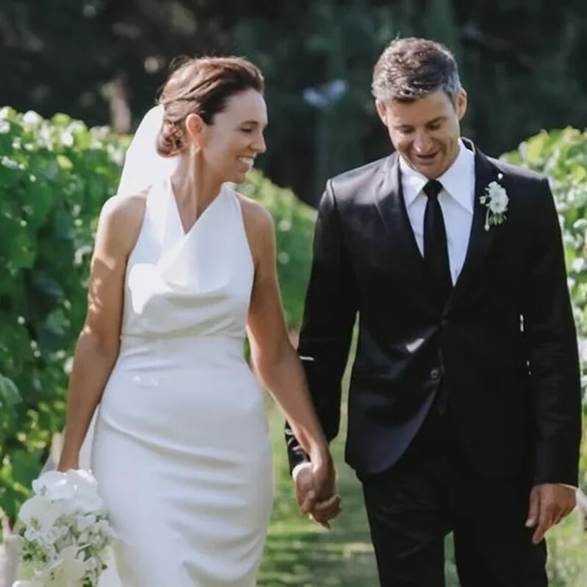 ニュージーランド前首相ジャシンダ・アーダーン、「世界で最も美しいブドウ畑」で結婚式を挙げる！