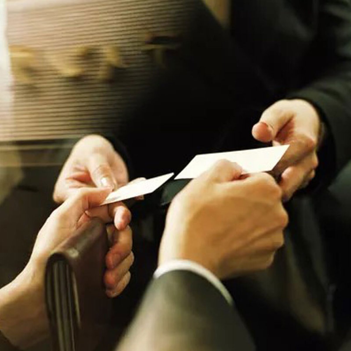 受けた教育や性格まで伝わる！？ フランスの意外な「紙名刺」事情。