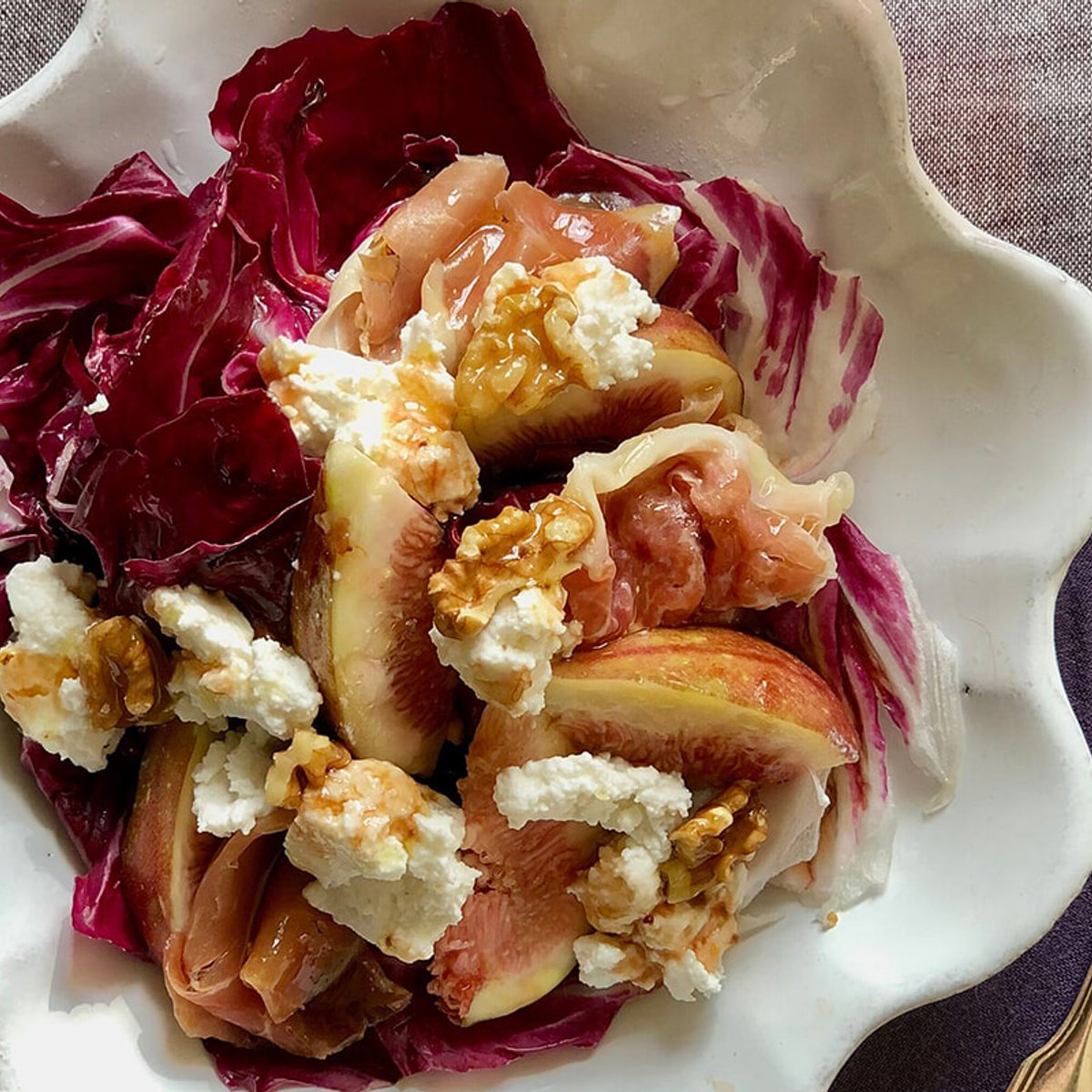 いちじくとトレヴィスのサラダで赤ワイン