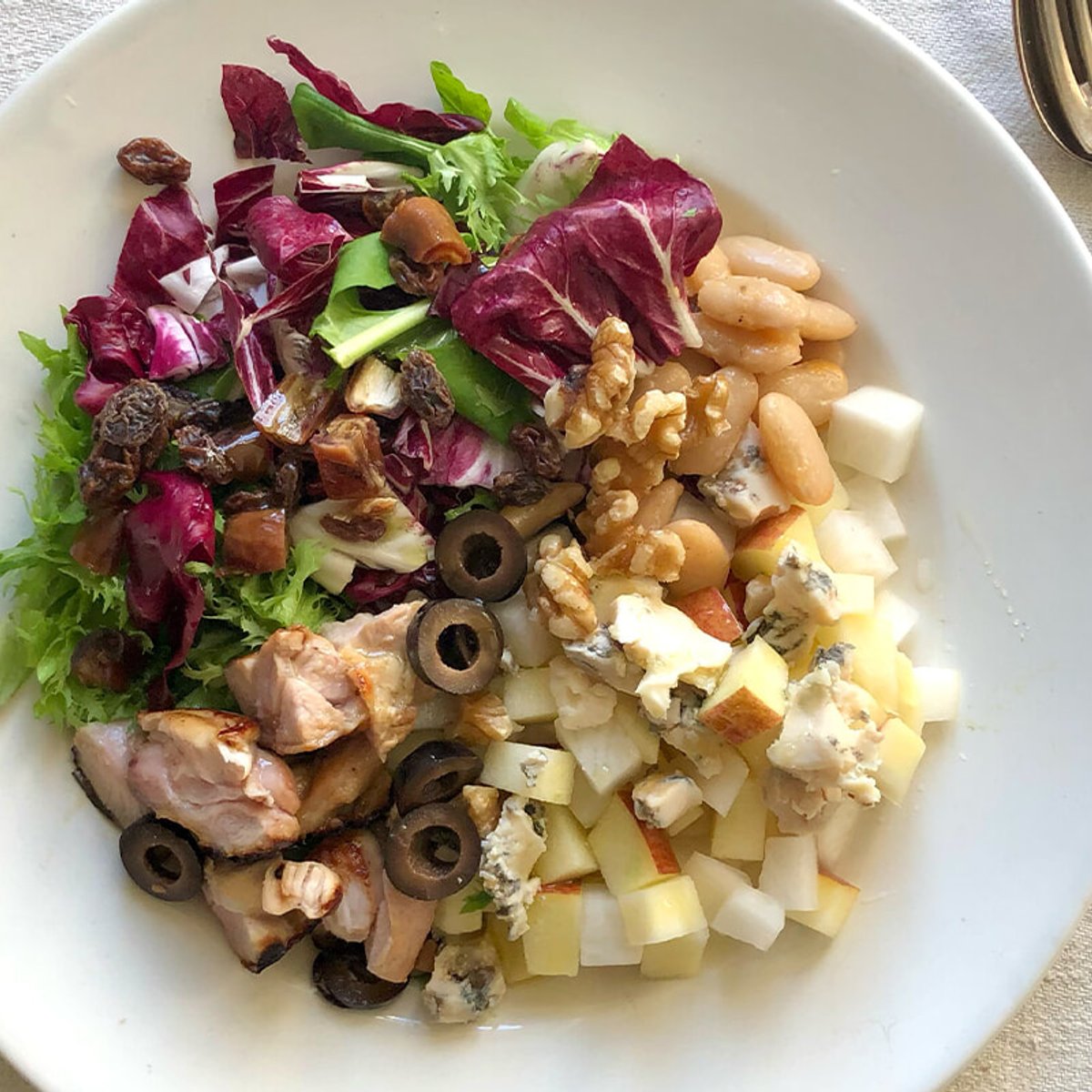 りんごとブルーチーズの入ったチョップドサラダ。