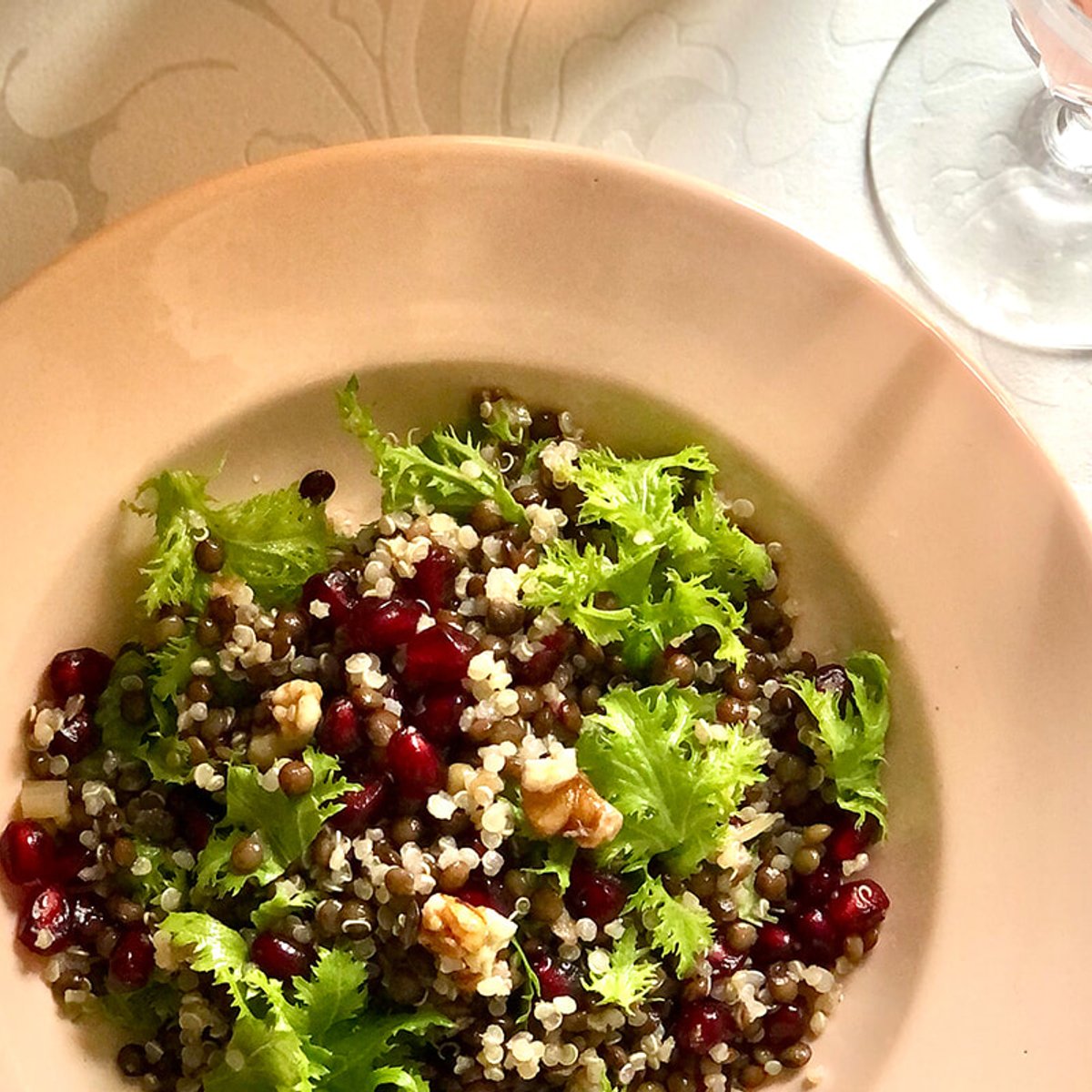 ザクロとレンズ豆、キヌアのサラダ。