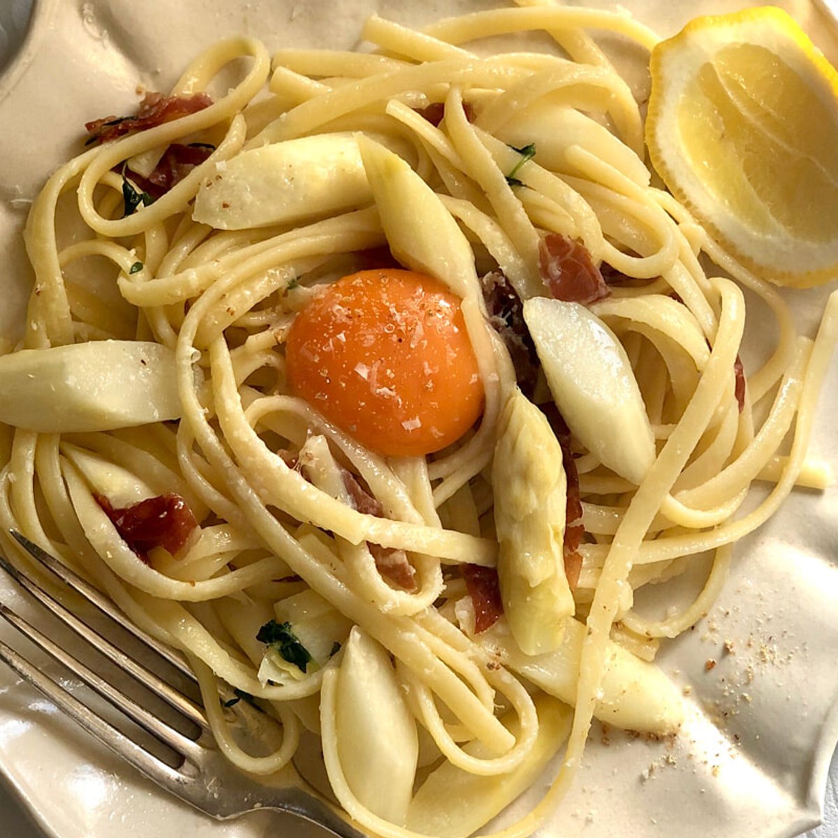 卵黄をのせて、ホワイトアスパラのレモンバターパスタ。