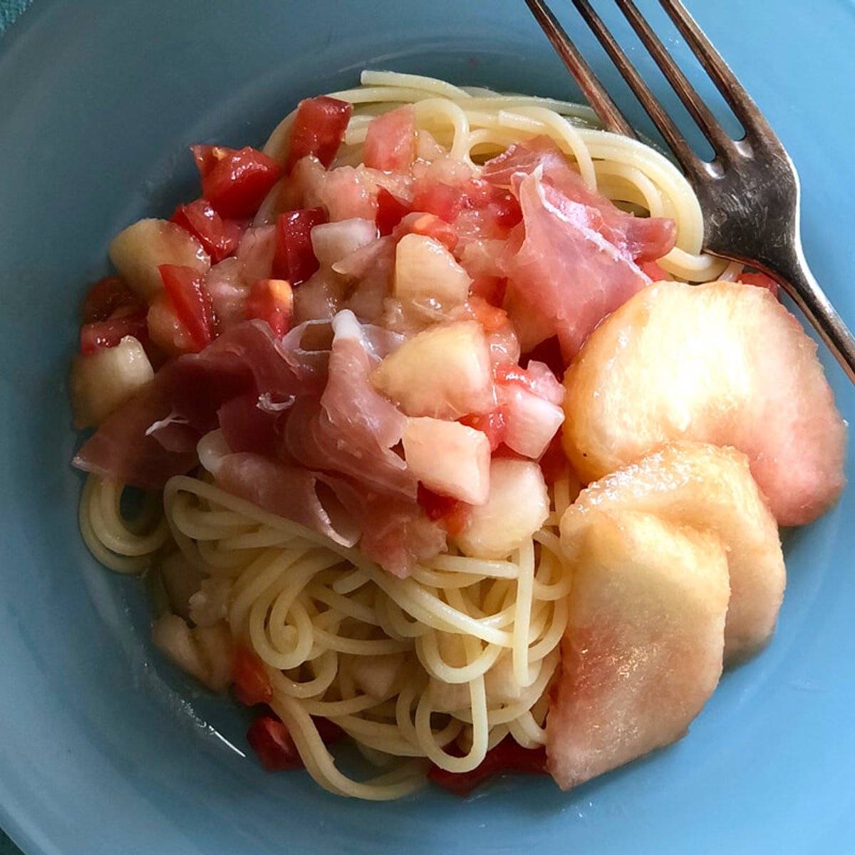 桃とトマトの冷たいスパゲッティ。