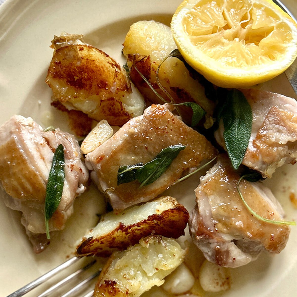 新ニンニクたっぷりの鶏ジャガ焼きで赤ワイン。