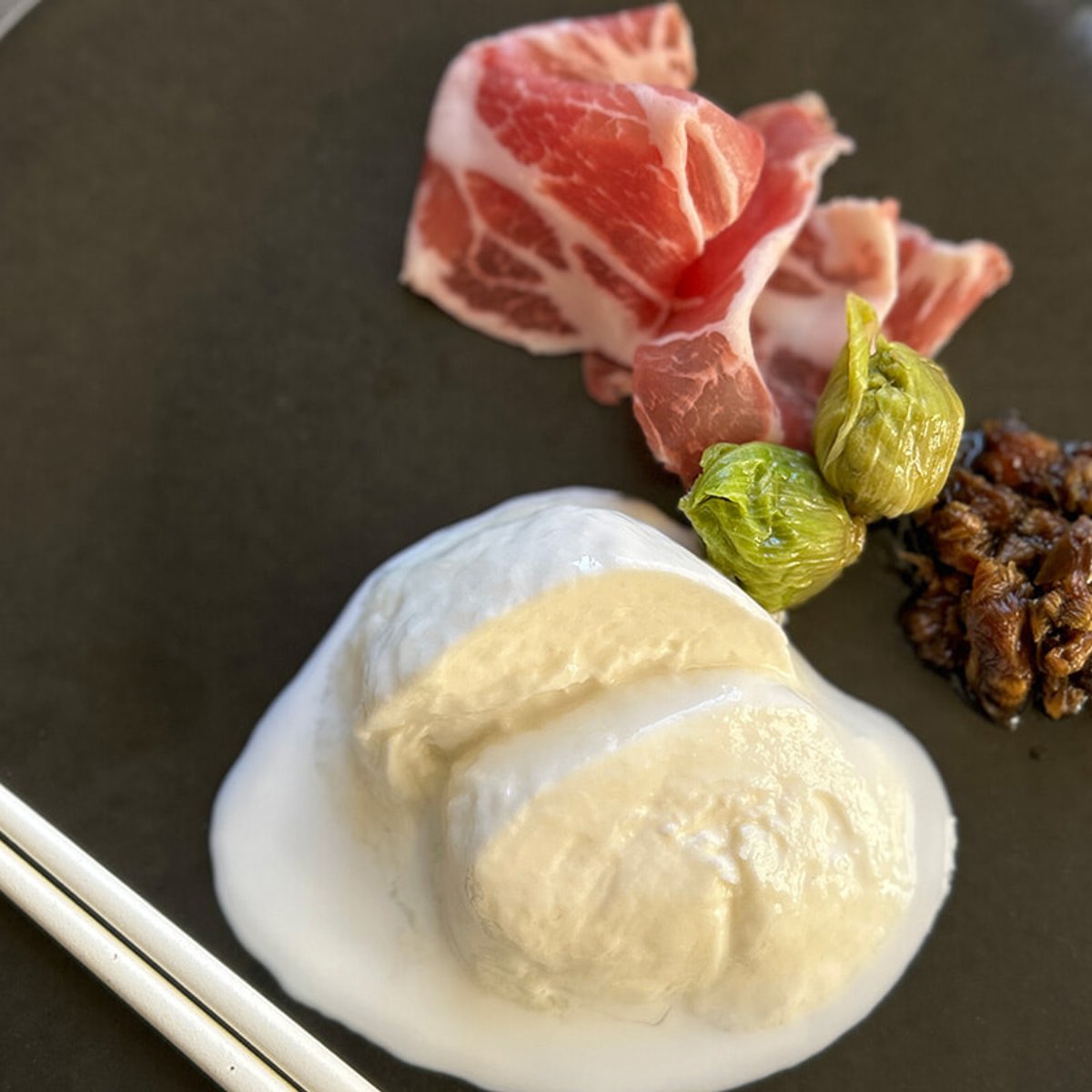 とろりと溶ける温めたモッツァレラに、ふきのとうを添えて。