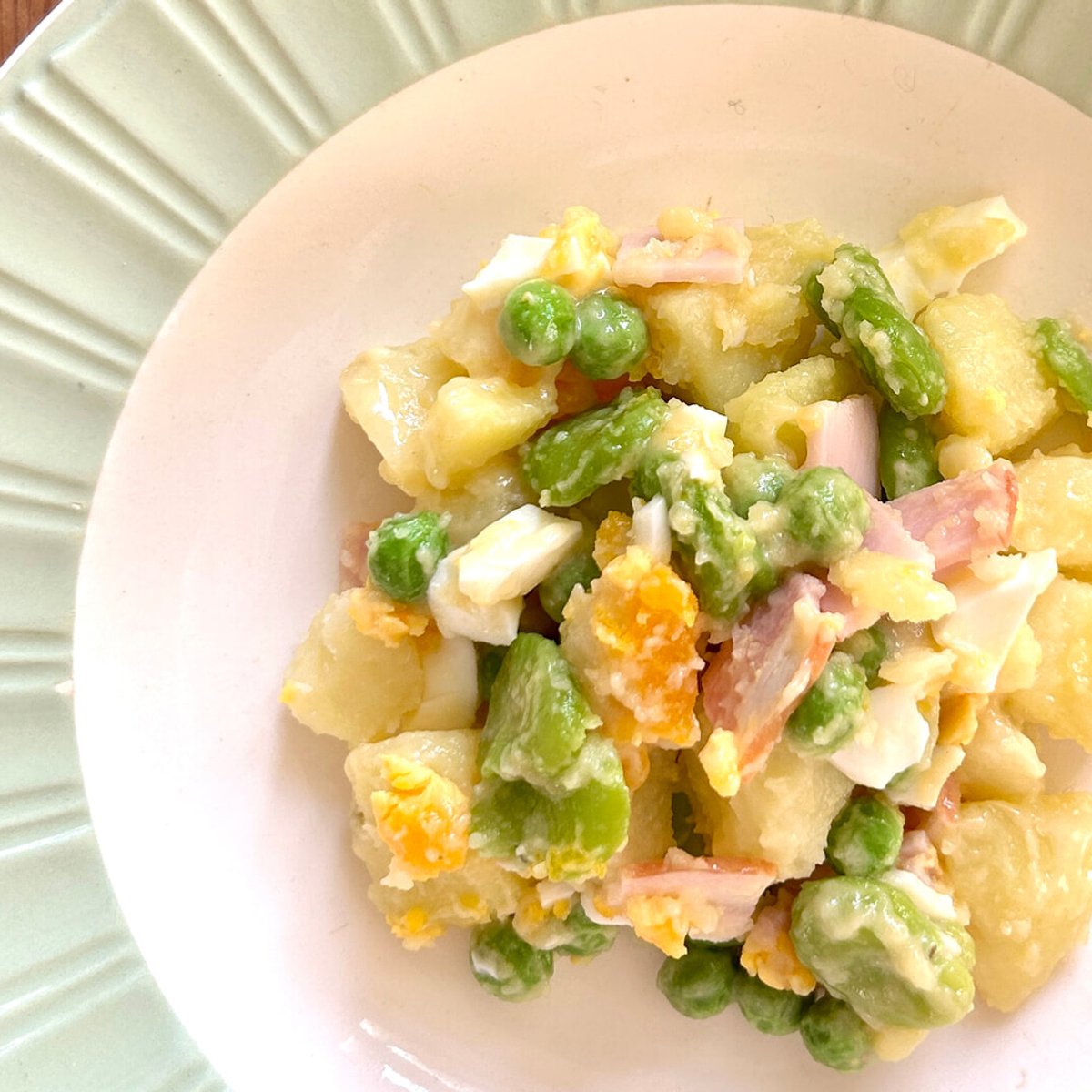 新ジャガと春の豆で、ロシア風ポテトサラダ。