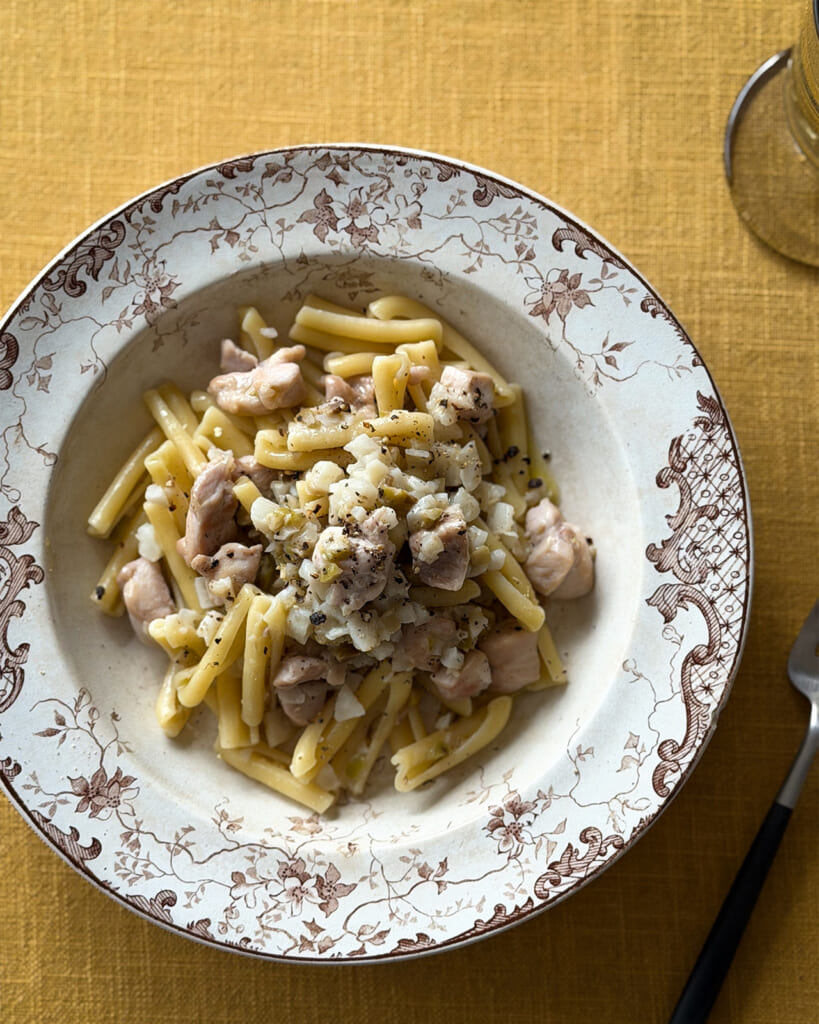 咳や喉が気になる季節に。レンコンとグリーンオリーブの白味噌パスタ。【心と身体を元気にする、薬膳レシピ】