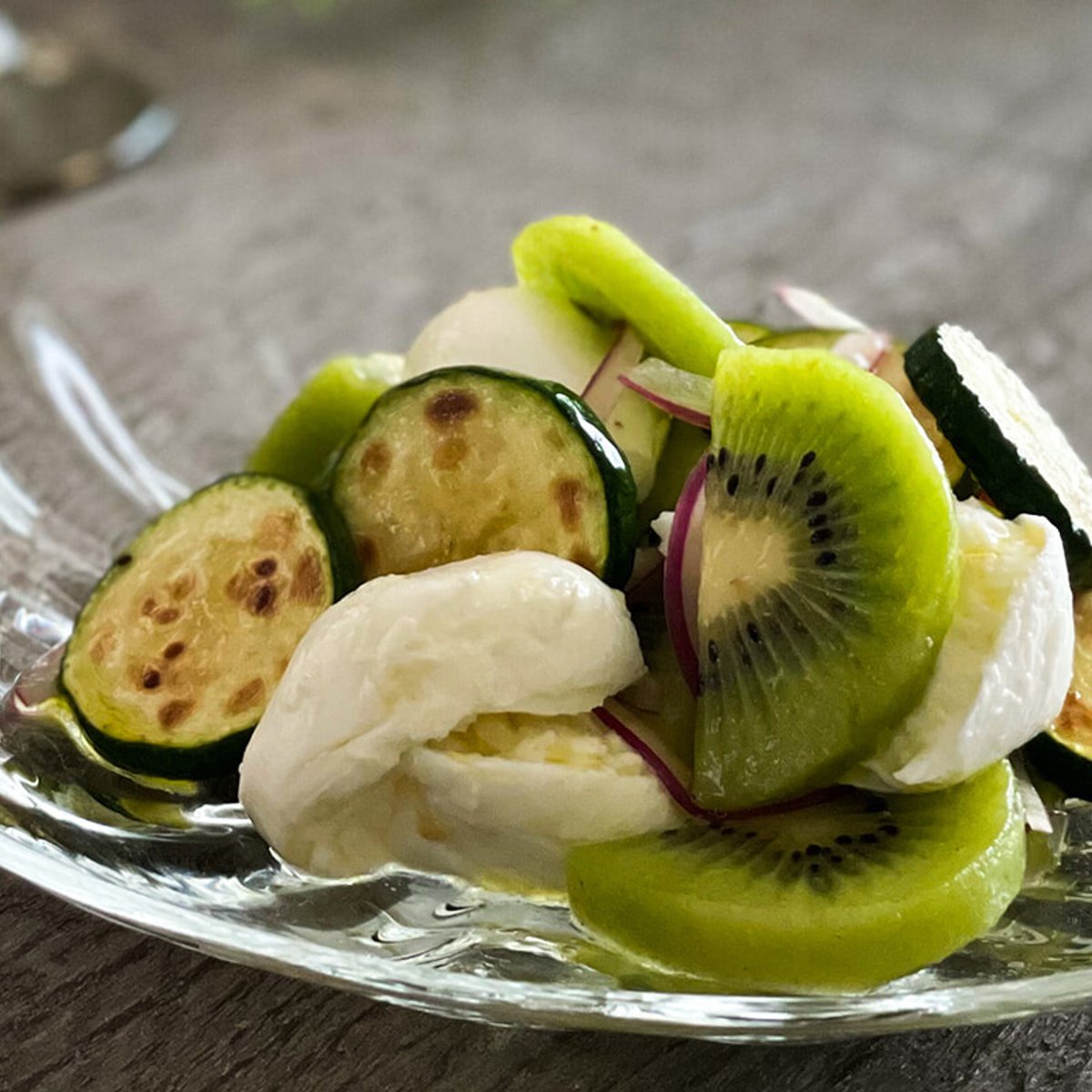 水分とタンパク質を補って初夏対策「ズッキーニとキウイのサラダ」。