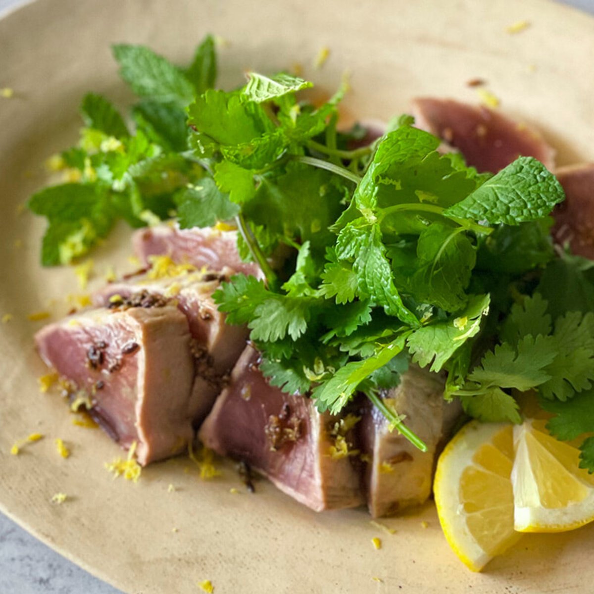 パクチーとミントをたっぷり使って胃腸をケアする、カツオのたたき。