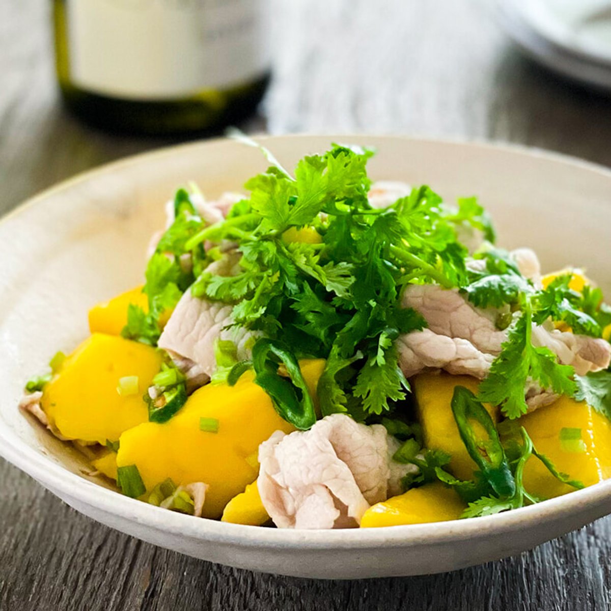 夏バテ予防と潤いをプラス！ 豚しゃぶとマンゴーのアジアンサラダ。